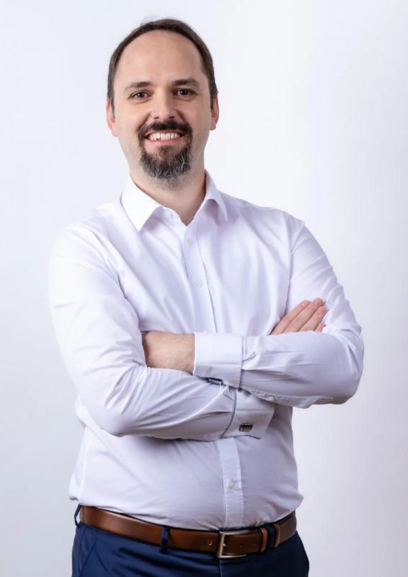 Portret avocat drept penal București, fundal alb